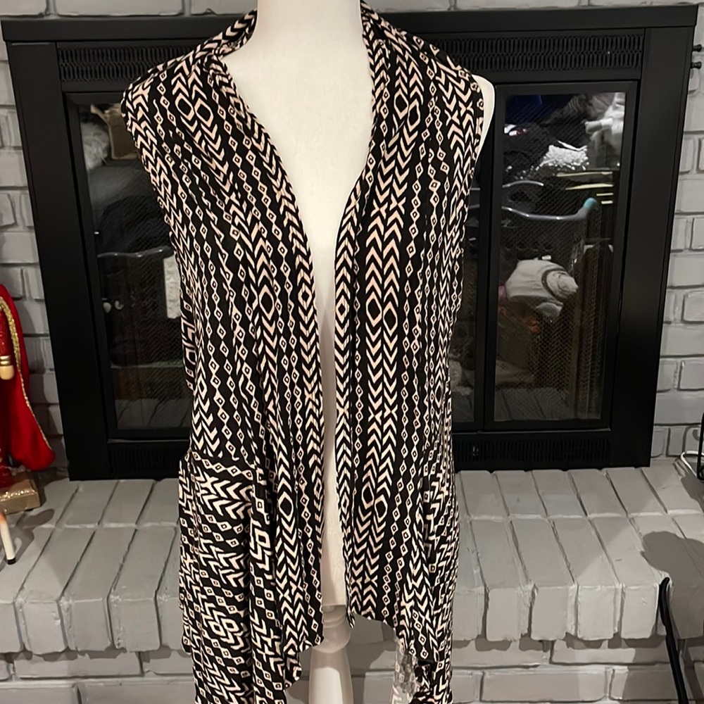 Like New Maurice’s Aztec racer back shirt